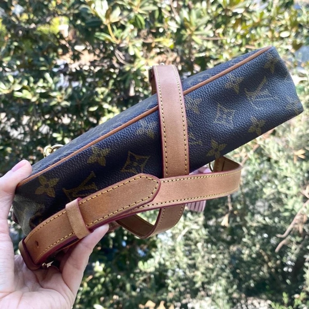 Authentic LOUIS VUITTON Monogram Clutch Pouch